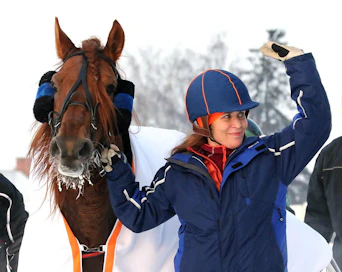 Tältä tuntuu uran ensimmäinen T76-voitto! Marika Lohilahti iloitsi Punta-Patensa kanssa.