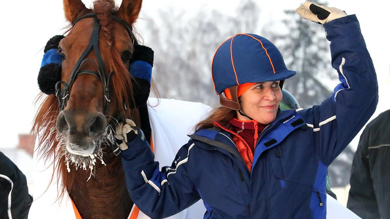 Tältä tuntuu uran ensimmäinen T76-voitto! Marika Lohilahti iloitsi Punta-Patensa kanssa.