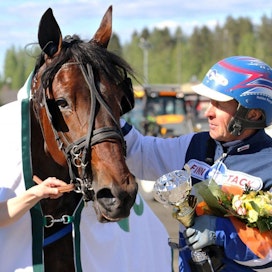 Pekka Korpi juhli Kuopio Stakesin voittoa 2 vuotta sitten kuvan Twist Of Faten kanssa. Tänä vuonna hänen ässänsä on Mascate Match.