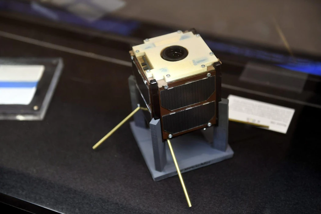 Suomi 100-satelliitin mallia esiteltiin Aalto in Space -avaruusnäyttelyn avajaisissa Espoossa syyskuussa.