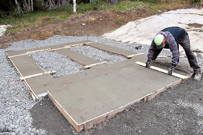 Rahallisesti laskettuna suurin betonimäärä, joka kannattaa omatoimisesti tehdä kuivabetonista, on noin 1–2 kuutiota. Erikseen sementistä ja kiviaineksista sekoitettuna materiaalikustannus jää pienemmäksi, mutta huomioon kannattaa työmäärän lisäksi ottaa myös betonin laatutekijät.