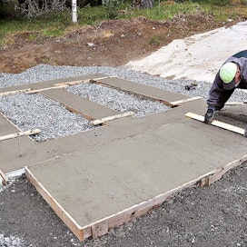 Rahallisesti laskettuna suurin betonimäärä, joka kannattaa omatoimisesti tehdä kuivabetonista, on noin 1–2 kuutiota. Erikseen sementistä ja kiviaineksista sekoitettuna materiaalikustannus jää pienemmäksi, mutta huomioon kannattaa työmäärän lisäksi ottaa myös betonin laatutekijät.