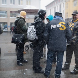Yleisöä tuli perussuomalaisten vaalikampanjatapahtumaan Oulussa maaliskuussa lumipyrystä huolimatta.