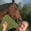 Oili Kauppinen ja Rocking Speed, jota Oili kuvailee terapiahevosekseen. "Käyn harjailemassa sitä ja syöttelemässä porkkanoita. Ei töiden ohella paljoa muuta oikein ehtisikään."