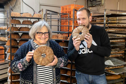 Marjatta ja Petri Luoma-aho ovat ylpeitä leipomonsa klassisesta ruisleivästä. Sen menekki on hiipunut maaseudun hiljentymisen ja kyläkauppakuolemien myötä. ”Luoma-ahon kylä siitä poikkeuksellinen, että täällä leivotaan vielä paljon itse leipää”, Marjatta Luoma-aho toteaa.