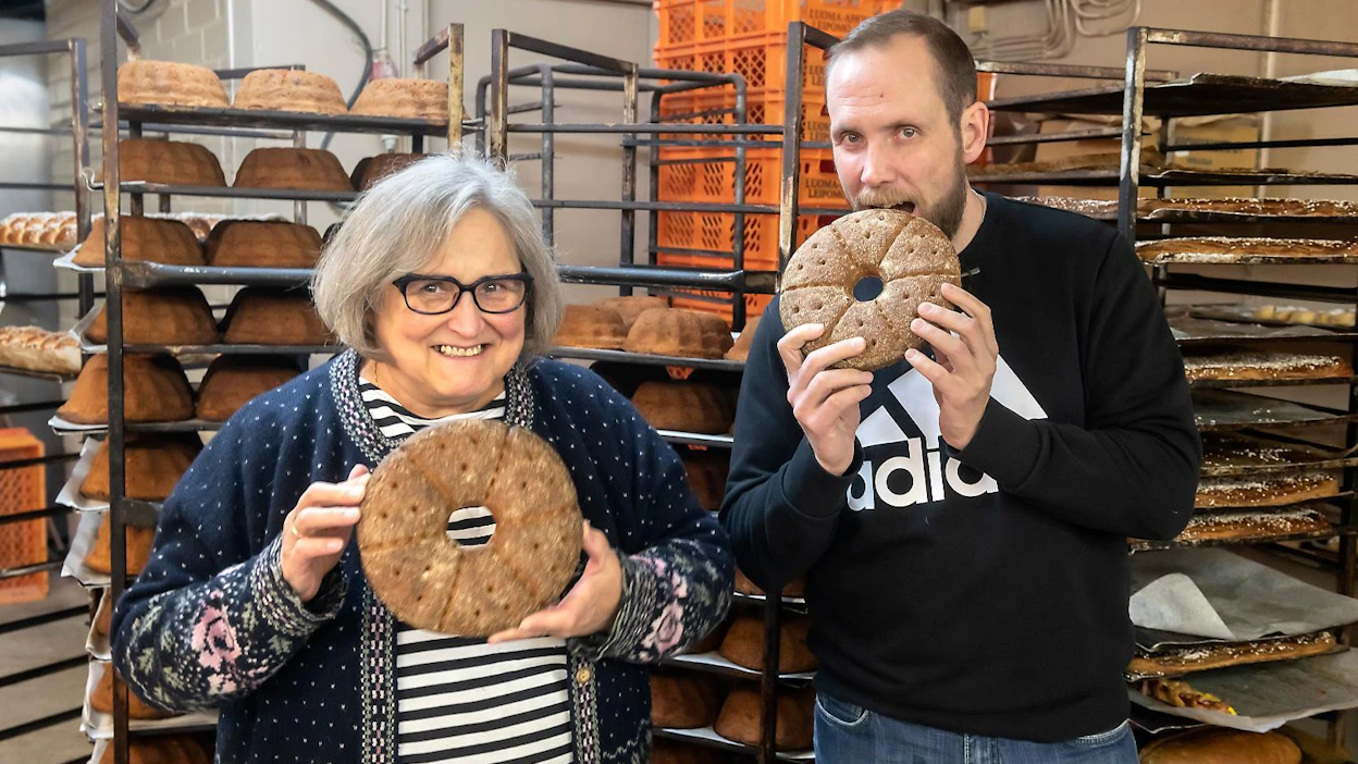 Marjatta ja Petri Luoma-aho ovat ylpeitä leipomonsa klassisesta ruisleivästä. Sen menekki on hiipunut maaseudun hiljentymisen ja kyläkauppakuolemien myötä. ”Luoma-ahon kylä siitä poikkeuksellinen, että täällä leivotaan vielä paljon itse leipää”, Marjatta Luoma-aho toteaa.