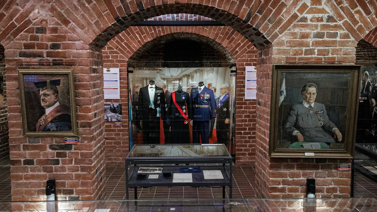 Kansallisarkiston kellarin näyttelytilassa on ollut tämän vuoden esillä suomalaisten kunniamerkkien 100-vuotista historiaa.