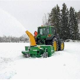 Ruuvilingolla saa kosteankin lumen lingottua pois tieltä. Voimaa tosin tarvitaan peruskoneesta melko paljon.