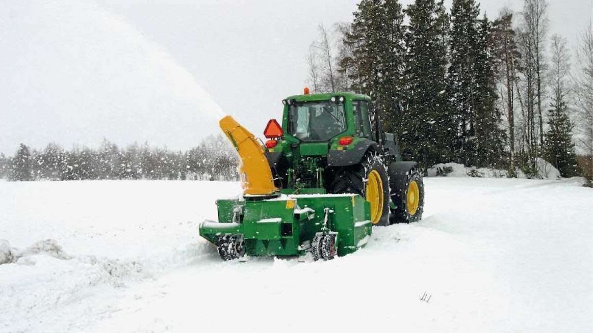 Ruuvilingolla saa kosteankin lumen lingottua pois tieltä. Voimaa tosin tarvitaan peruskoneesta melko paljon.