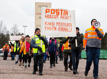 Postilaiset osoittavat mieltään työsopimusten muuttamista vastaan.