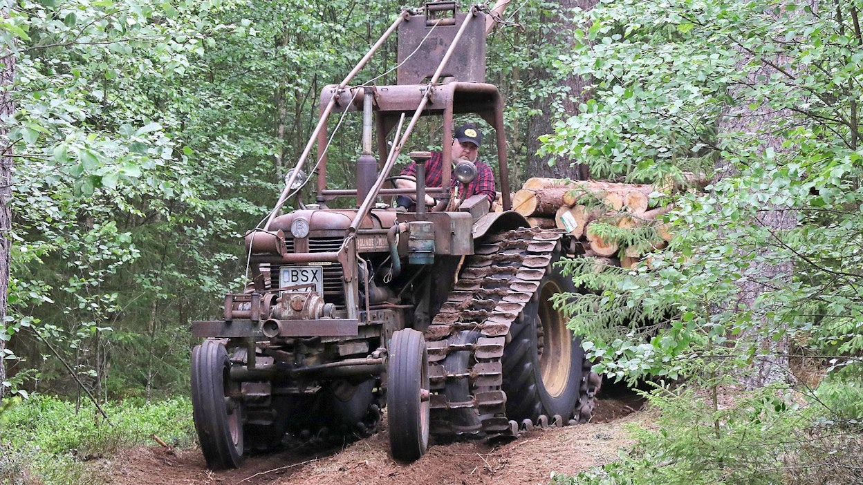 Metsäkonevalmistaja ÖSÄ on varustanut uutena tämän vuosimallia 1958 olevan Bolinder Munktells 35 -traktorin metsäkäyttöön. Aktiivikäytön jälkeen kone jäi seisomaan 17 vuodeksi ulos, kunnes 4 yrityksen jäsentä onnistui ostamaan koneen sen omistavalta rouvalta. Kone on ”pienten” käynnistyshankaluuksien ja moottorin kunnostuksen jälkeen kovassa työkunnossa.  (UO)