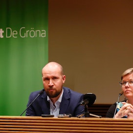 Vihreiden puheenjohtaja Touko Aalto ja eduskuntaryhmän puheenjohtaja Krista Mikkonen kohdentaisivat yritystuet teollisuutta uudistavaan toimintaan.