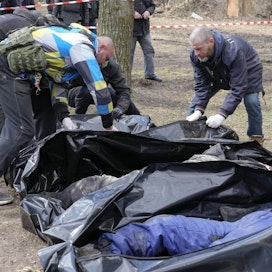 Vahvistamattomien tietojen mukaan venäläiset sotilaat olisivat teloittaneet Kiovan lipeillä Butšassa satoja viattomia siviilejä. Venäjän puolustusministeriö on kiistänyt väitteet.