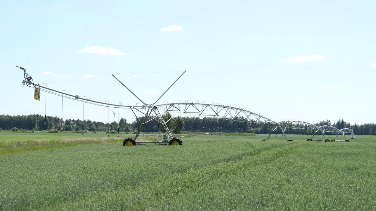 Center pivot on kuivemmissa maissa yleinen ratkaisu suurten pinta-alojen kasteluun.