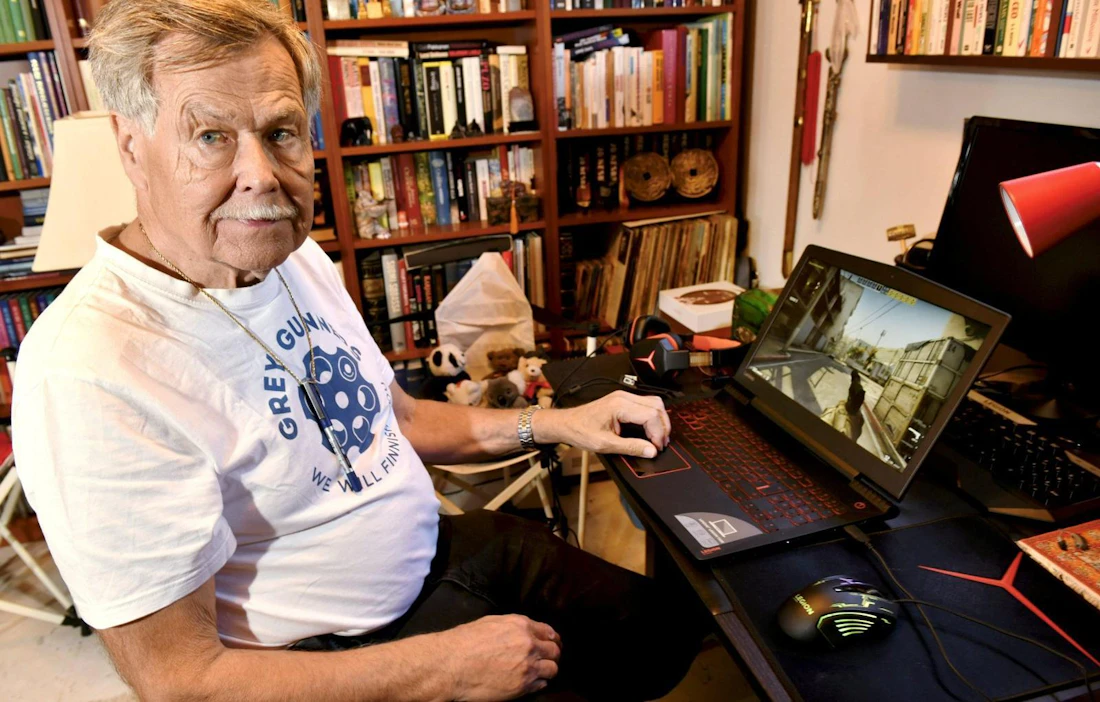 Counter-Strike-peliä pelaava Harry Mälkki arvioi, ettei pelaaminen ole suuresti vaikuttanut hänen oppimiskykyynsä, mutta se on voinut parantaa tarkkuutta ja huomiokyvyn suuntaamista.