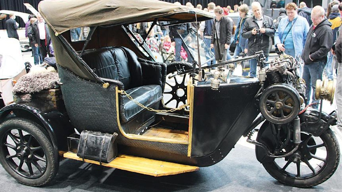 Saksalainen Phänomobil vuodelta 1912 on hyvä esimerkki erilaisesta, mutta kuitenkin toimivasta toteutuksesta. Vetävän etupyörän yläpuolelle sijoitetusta 1,5-litraisesta rivinelosesta voima siirtyy pyörälle 2-nopeuksisen planeettavaihteen ja kahden rullaketjun välityksellä. Vaihteita, kaasutinta ja ohjausta hallitaan pitkän sauvan välityksellä. Saksan postilaitos osti vuosittain 150 Phänomobilia.