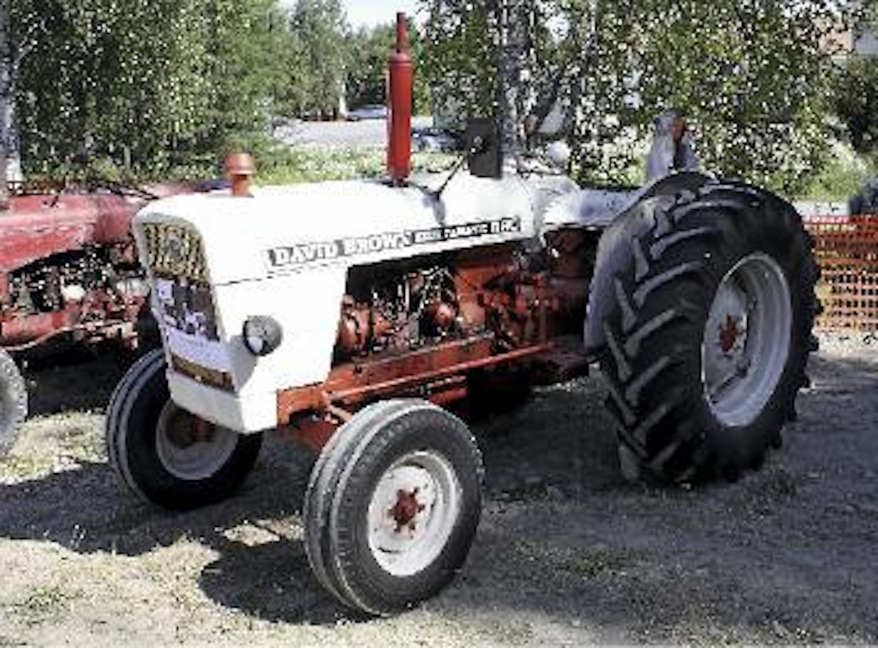 David Brown vastasi 60-luvun puolenvälin suuriin traktorimullistuksiin uudella valkoisella mallistolla, jonka tekniikka oli parannettua hydrauliikkaa lukuun ottamatta pitkälti entistä. 58-hevosvoimainen David Brown 990 Selectamatic oli toistaiseksi sarjan tehokkain, 11 hv väkevämpi DB 1200 tuli puolitoista vuotta myöhemmin. (Isokyrö)