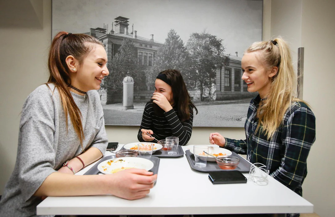 9B-luokan oppilaat Alina Vahter (vas.) valitsee usein liharuoan turkulaisen Puolalan koulun ruokalassa, mutta ruoan ulkonäkö vaikuttaa päätökseen. Anna Viljaselle (oik.) aterian ulkonäkö ei ole ratkaiseva tekijä, Matilda Helinin allergiat puolestaan määräävät, mitä lautaselle päätyy.