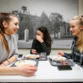 9B-luokan oppilaat Alina Vahter (vas.) valitsee usein liharuoan turkulaisen Puolalan koulun ruokalassa, mutta ruoan ulkonäkö vaikuttaa päätökseen. Anna Viljaselle (oik.) aterian ulkonäkö ei ole ratkaiseva tekijä, Matilda Helinin allergiat puolestaan määräävät, mitä lautaselle päätyy.