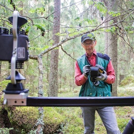 20 hengen ryhmä mittaa vuosittain 15 000 koealaa ympäri Suomea. Jukka Lehtimäki mittaa tänä kesänä metsiä Lounais-Suomessa.