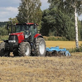 Case Puma 140X -traktoria testattiin viljatilan syystöissä ja kuljetuksissa.