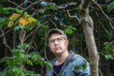 "Tässä vähän testaillaan, mikä puulaji menestyy millaisissakin olosuhteissa. Vähän sellaisia oppikirjan vastaisiakin kokeiluja on", Janne Ikola kertoo tulevan taimistonsa pihamaalla.