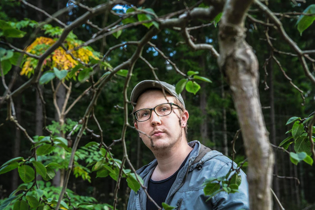 "Tässä vähän testaillaan, mikä puulaji menestyy millaisissakin olosuhteissa. Vähän sellaisia oppikirjan vastaisiakin kokeiluja on", Janne Ikola kertoo tulevan taimistonsa pihamaalla.