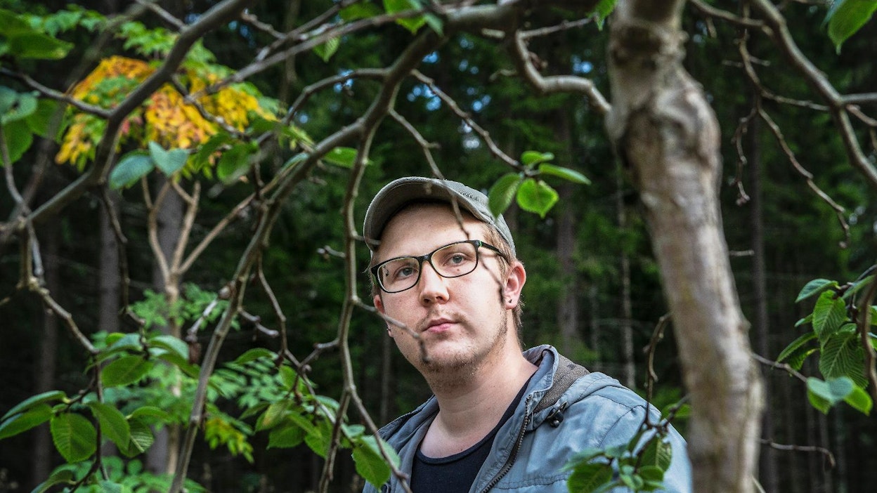 "Tässä vähän testaillaan, mikä puulaji menestyy millaisissakin olosuhteissa. Vähän sellaisia oppikirjan vastaisiakin kokeiluja on", Janne Ikola kertoo tulevan taimistonsa pihamaalla.
