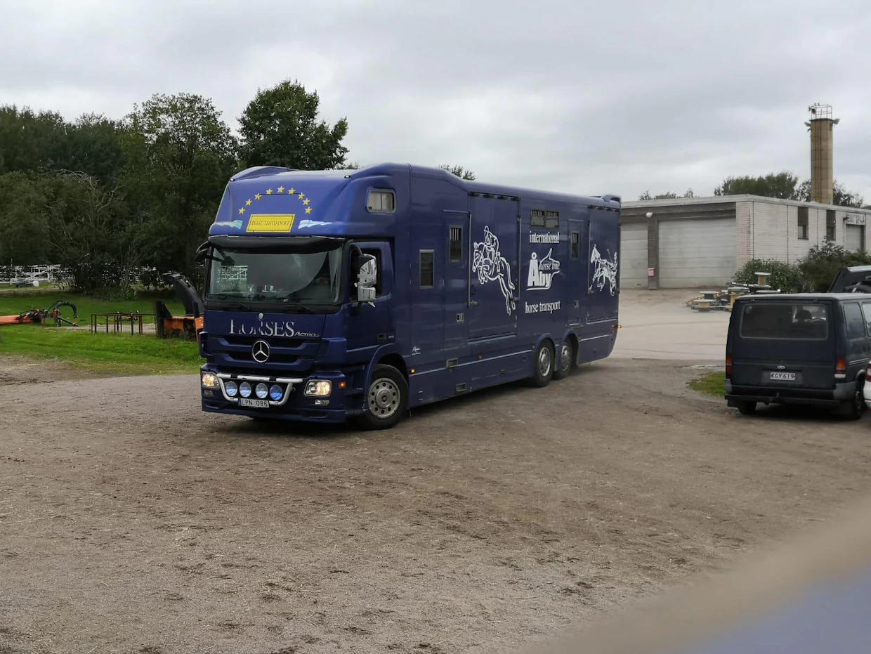 Åby Horselinen kuljetusauto on tuttu näky Euroopan suurkilpailuissa. Tässä saapuu Finlandia-hevonen Heart Of Steel Vermoon torstaina aamupäivällä, ratissa Ari Pakarinen.