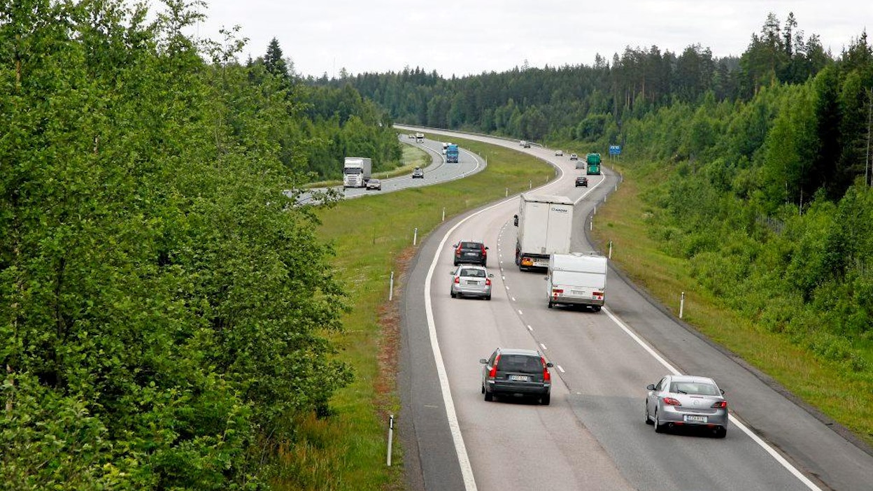 Lahden moottoritie, tie, liikenne, 4-tie, nelostie, E75, kesä. Auto, rekka.