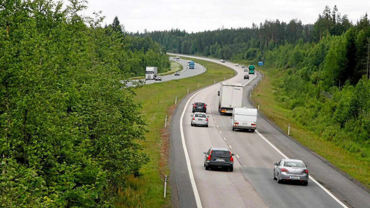 Lahden moottoritie, tie, liikenne, 4-tie, nelostie, E75, kesä. Auto, rekka.
