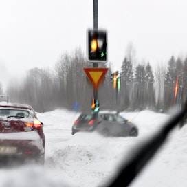Lumi ja huonot sääolosuhteet ovat vaikeuttaneet liikennettä ympäri Suomea. LEHTIKUVA / Heikki Saukkomaa