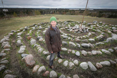 Kestävän kehityksen toimikunnan pääsihteeri Sami Pirkkala kuvattiin Turun Luolavuoressa, jossa sijaitsi 1970-luvulle asti kaatopaikka. Nykyisin alue on kunnostettu ja se on suosittu ulkoilualue.