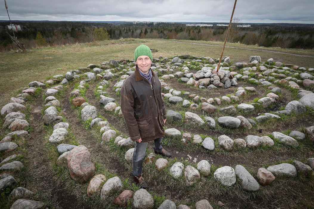 Kestävän kehityksen toimikunnan pääsihteeri Sami Pirkkala kuvattiin Turun Luolavuoressa, jossa sijaitsi 1970-luvulle asti kaatopaikka. Nykyisin alue on kunnostettu ja se on suosittu ulkoilualue.
