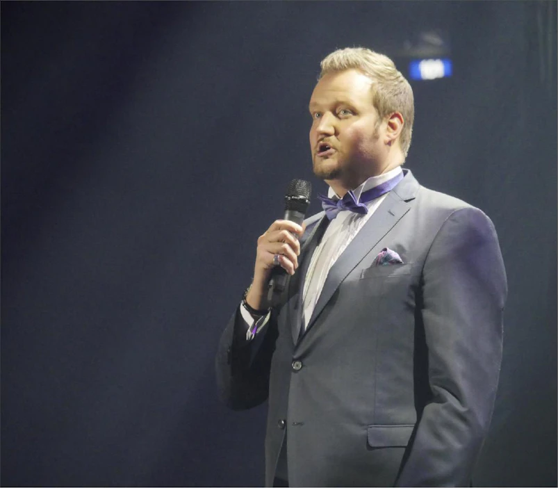 Sami Hedbergin vuoden aikana tekemistä stand up -keikoista 309 kesti vähintään tunnin. Niitä oli seuraamassa vähintään sadan hengen yleisö. Juha Västi