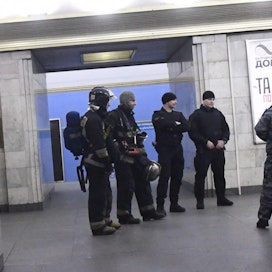 Lehtikuvan valokuvaaja Jussi Nukari kuvasi metron ikkunasta, kun juna ei pysähtynyt Sennajan Ploshtshadin metroasemalle. LEHTIKUVA / Jussi Nukari