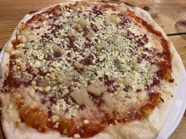 Savuporopizza maksaa PaPaNassa 13,50. Sillä ruokkisi hyvin kaksi henkeä. 