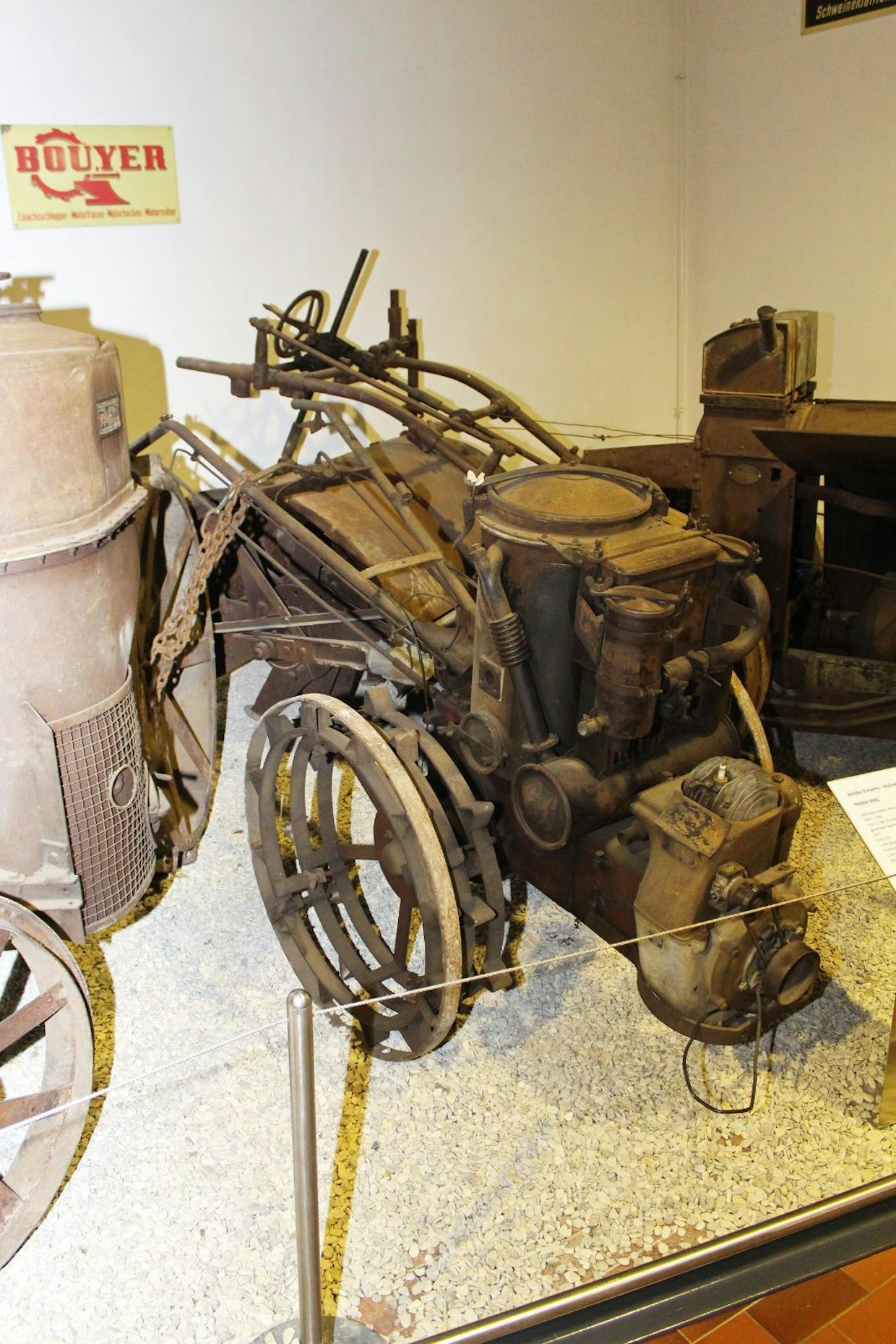Sota-aikaan sarvitraktoritkin piti varustaa puukaasuttimilla, mikä teki niiden ilmankin raskaasta käsittelystä vieläkin hankalampaa. Vuosina 1942–46 tehty Holder EHG painaa kaasuttimineen 390 kiloa, puolilitrainen 2-tahtimoottori kehittää 6 hv. Säiliöön mahtuu 5 kiloa pilkkeitä. Vaihteita 4 eteen ja pakki. (Paderborn)