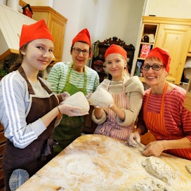 Tuire Kettunen (toinen vas.) ja Hanna Kaihlajärvi (oik.) ovat opettaneet ruisleivän leipomisen salat jo yli 30 nuorelle. Jouluisessa leivonnassa mukana olivat Mustamäen siskokset Anni (vas) ja Ida.