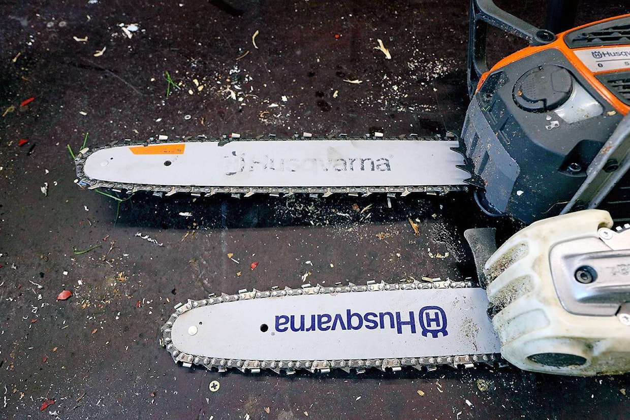 Ylemmässä 540i XP -ketjusahassa on Husqvarnan oma 0.325” mini -teräketjumalli. Se on kapealla 1,1 millin vetolenkeillä ja siinä on enemmän leikkuuhampaita kuin perinteisessä 3/8” -ketjussa. Alempi oksasahamalliston ketjumalli on ¼” jaolla – eli molemmille sahatyypeille on oltava omat ketjut.