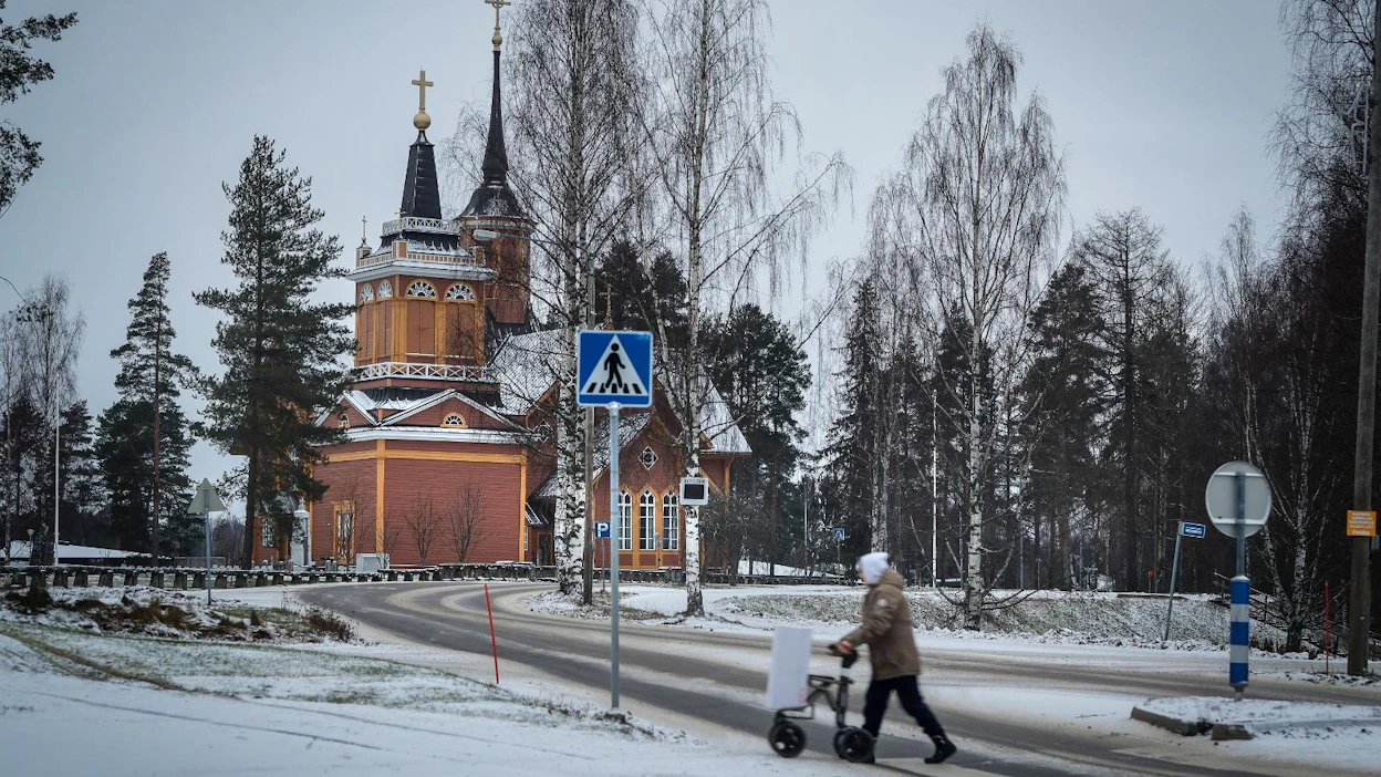 Koulujen juhlia saa jatkossakin järjestää kirkossa. Kuvassa Kivijärven kirkko.