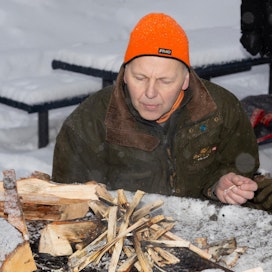 Maa- ja metsätalousministeri Jari Leppä (kesk.) yritti saada kosteat klapit syttymään viime viikolla Helsingissä.