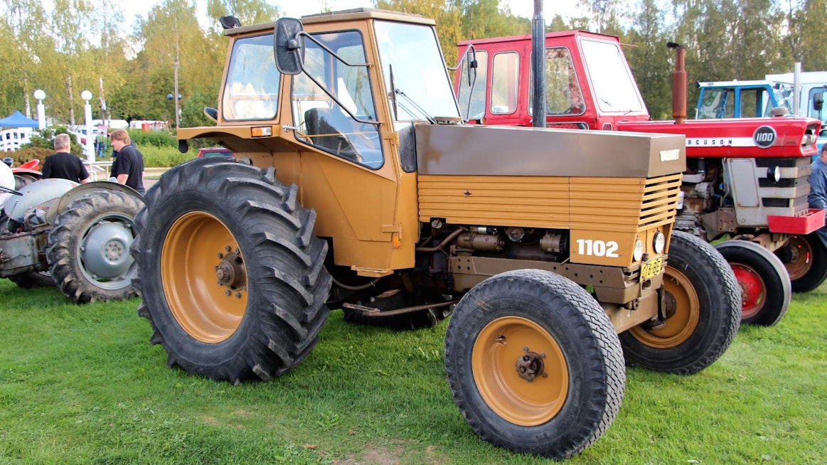 Valmet 1102 -traktoria valmistettiin Suolahdella vuosina 1973–80.