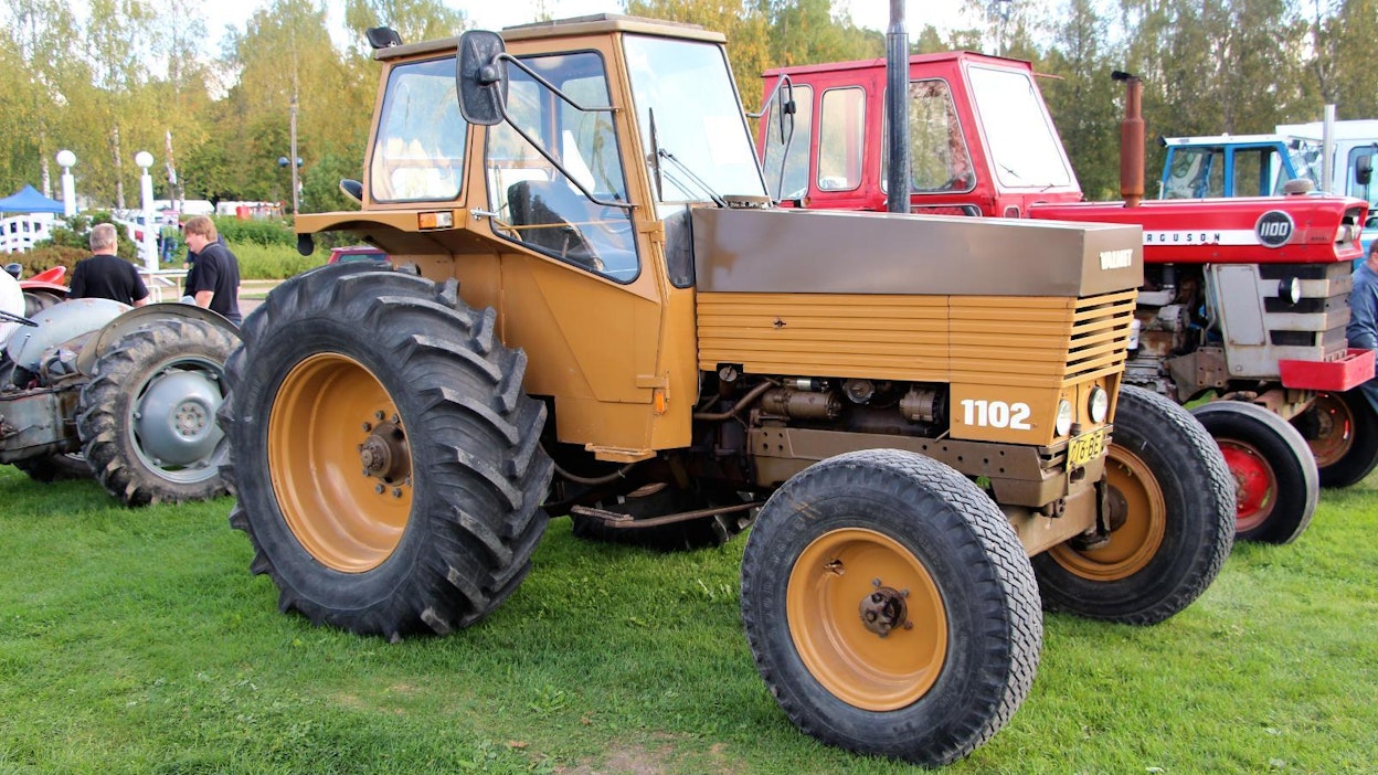 Valmet 1102 -traktoria valmistettiin Suolahdella vuosina 1973–80.