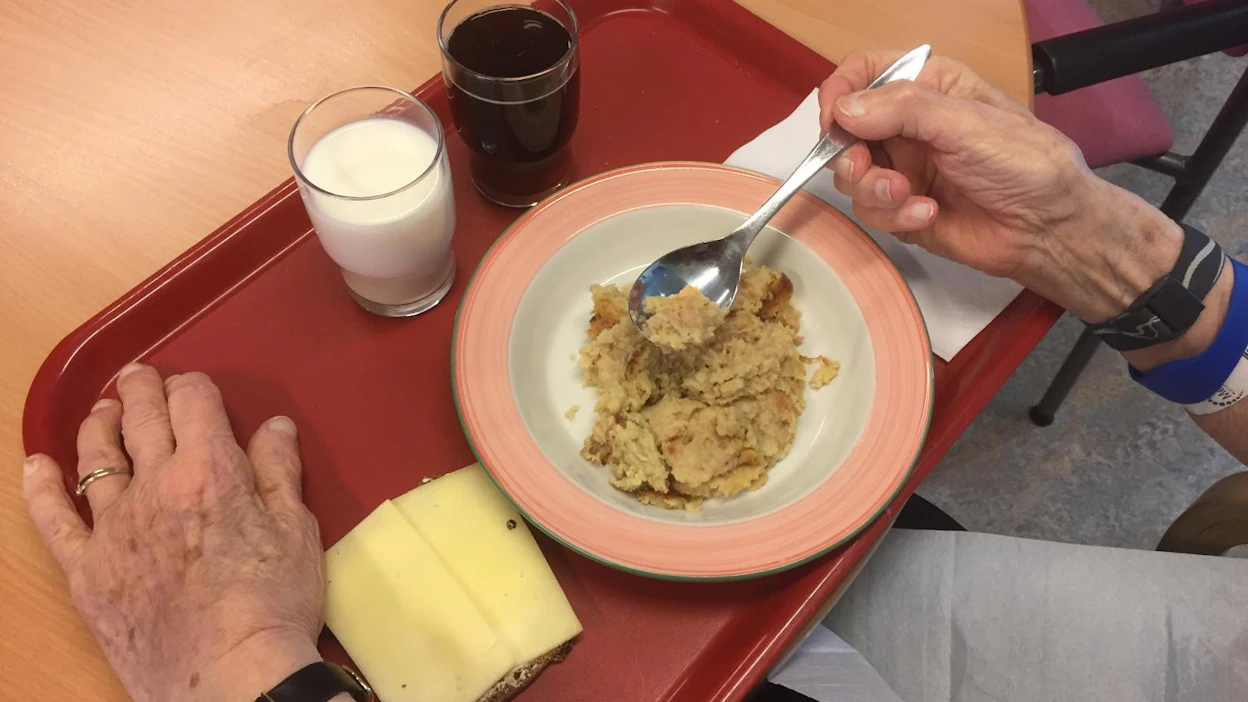Hannakaisa Heikkinen korostaa, että jokainen vanhus ansaitsee ihmisarvoisen ja inhimillisen hoivan, johon kuuluu myös säännöllinen ja tasapainoinen ravitsemus.