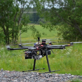 Etäohjattavat lennokit eli dronet voivat olla hyödyksi myös maataloudessa. Kim Forsmanin tilalla käytetty malli on rakennettu Maanmittauslaitoksella.