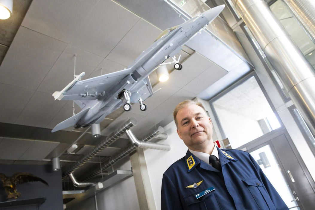 Ilmavoimien komentajan Pasi Jokisen mukaan 64 konetta on suuruusluokalta oikea määrä. LEHTIKUVA /Hannu Rainamo