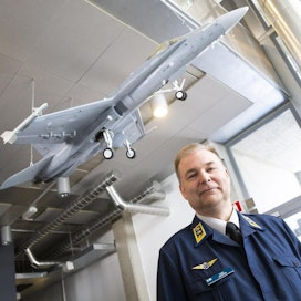 Ilmavoimien komentajan Pasi Jokisen mukaan 64 konetta on suuruusluokalta oikea määrä. LEHTIKUVA /Hannu Rainamo