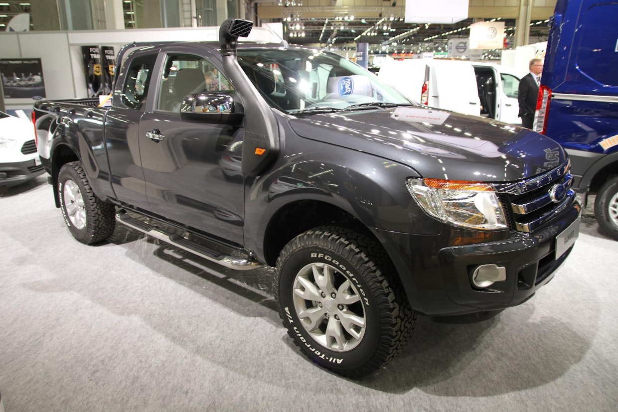 Ford Ranger on mahdollista hankkia Arctic Trucksin AT 33 -varustepaketilla. 6 800 euron hintainen paketti sisältää 30 mm alustan korotuksen, 18” Ford-kevytmetallivanteet, Ford-alustansuojat moottorille, vaihteistolle sekä polttoainesäiliölle, snorkkelin moottorin ilmanottoon sekä muutoskatsastuksen. (TR)