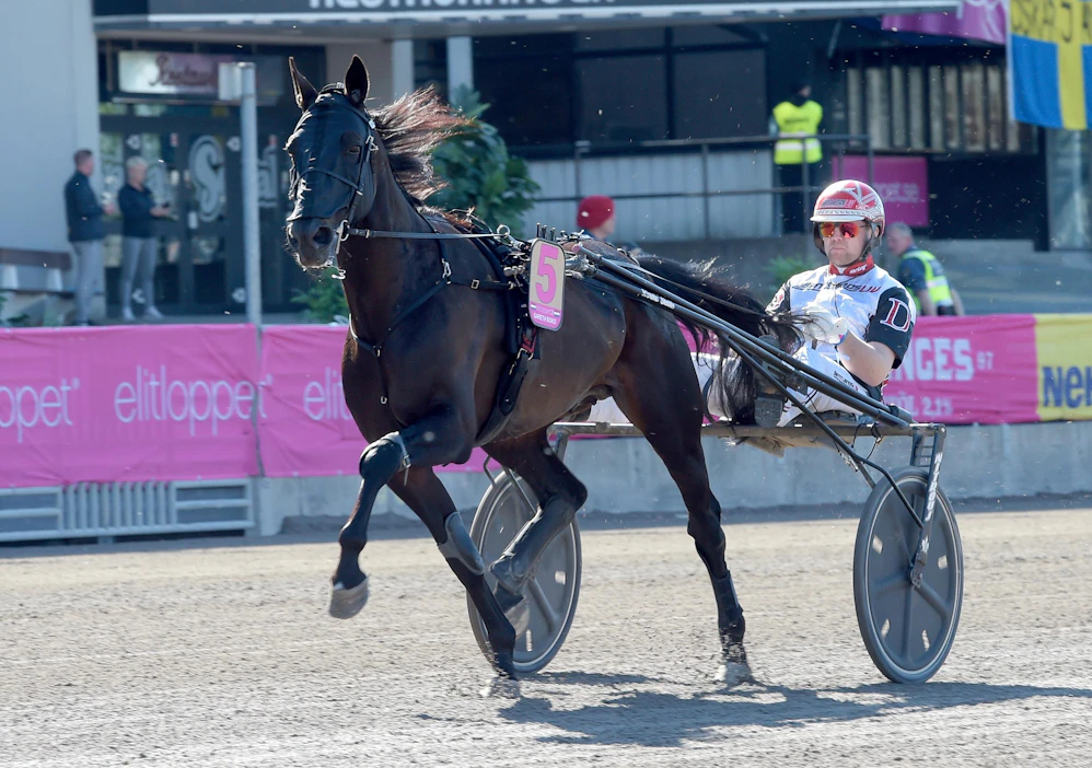 Gareth Boko ja Magnus Djuse nappasivat viime vuoden Elitloppetista kolmosen ennätysajallaan 09,1.